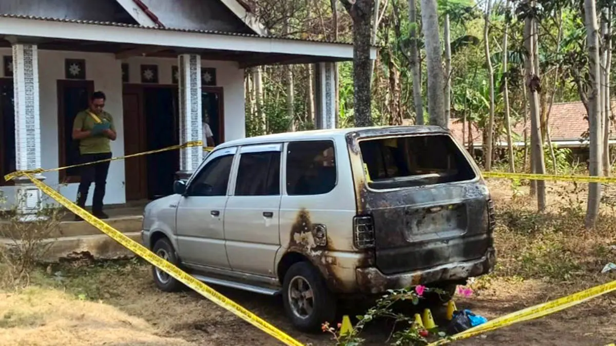 BELUM TERUNGKAP: Polisi saat melakukan olah TKP mobil milik kontraktor proyek jalan di Tiris Probolinggo yang dilalap api. (Dok. Radar Bromo)