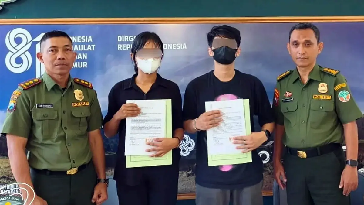 DIBLACKLIST: Sejoli berinisial GGM dan NSS yang sempat mandi di Sungai Kolbu, Suaka Margasatwa Dataran Tinggi Yang, Kabupaten Probolinggo, akhirnya disanksi blacklist Minggu (30/8). (BB KSDA Jawa Timur for Radar Bromo)