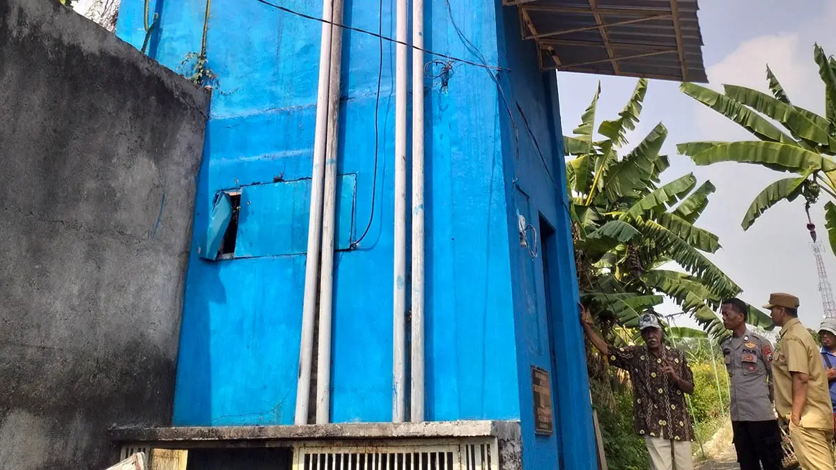 DICEK: Jajaran aparatur Kelurahan Pandaan, Trantib Kecamatan Pandaan, bersama Bhabinkamtibmas saat mengecek tandon air yang sempat terbakar. (Rizal Syatori/Radar Bromo)