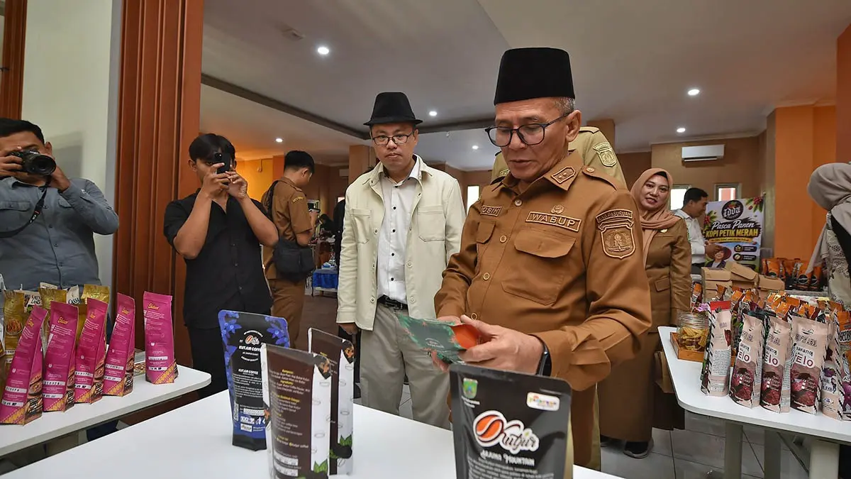 DUKUNGAN: Wakil Bupati Pasuruan HM Shobih Asrori mengamati dari dekat produk-produk UMKM Kabupaten Pasuruan. (Muhamad Busthomi/Radar Bromo)