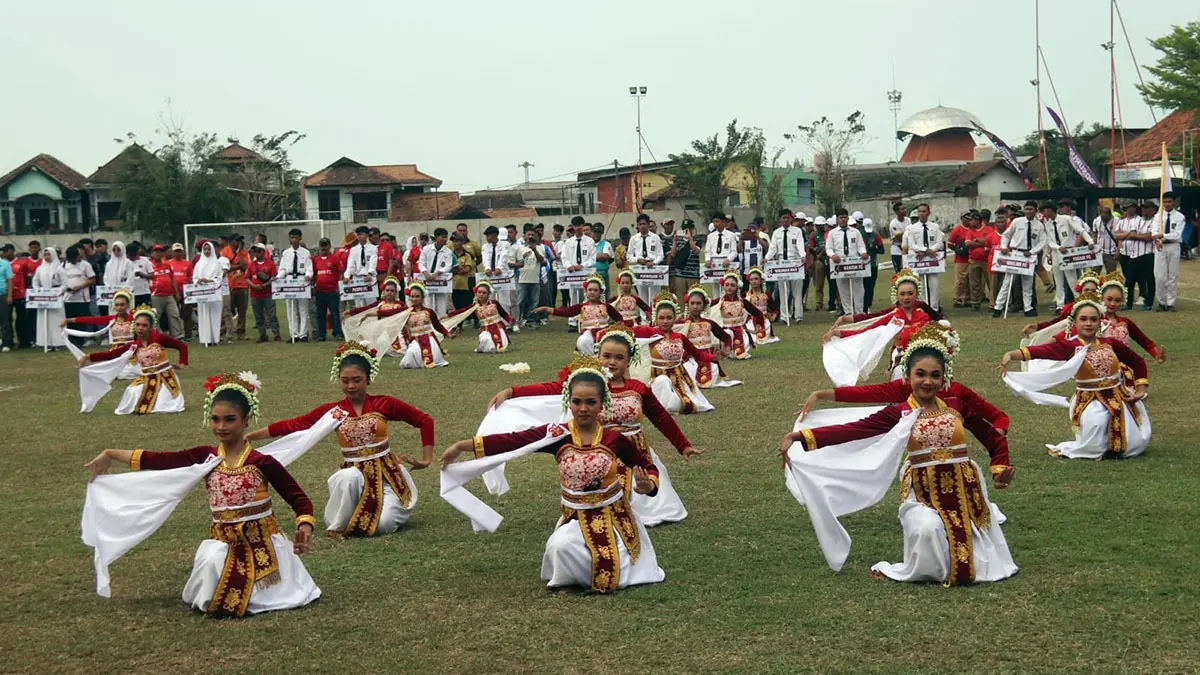 ETNIK: Penari Puspitarum dalam pembukaan di Lapangan Plumbon. Tampak defile kontingen tim kecamatan.