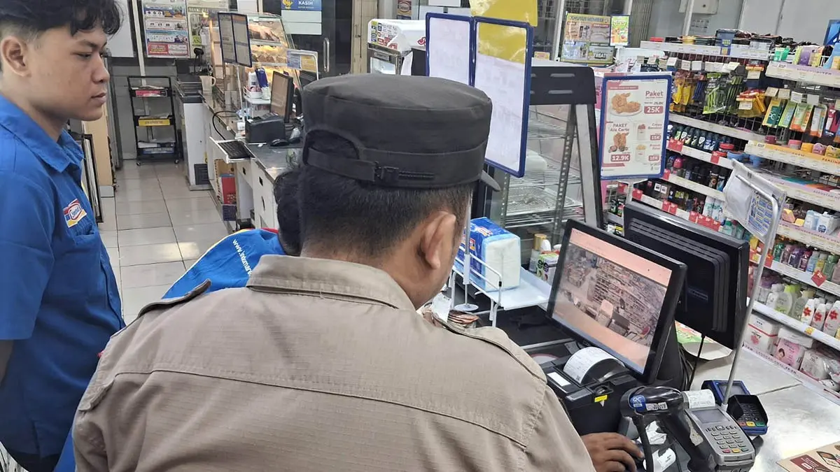 PERIKSA CCTV: Petugas kepolisian bersama pegawai minimarket, memeriksa rekaman kamera pengawas (CCTV) terkait aksi pencurian sepeda motor di Jalan Soekarno Hatta, Kecamatan Gadingrejo, Kota Pasuruan. (Polres Pasuruan Kota for Radar Bromo)
