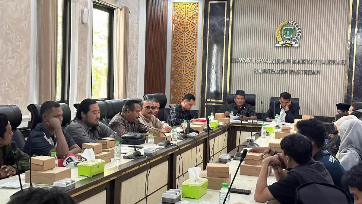 RAPAT KERJA: Hearing soal tuntutan transparansi kasus dugaan penganiayaan Widi Nurcahyono yang digelar di legislatif. Hasil rapat kerja tersebut, diserahkan ke kepolisian. (DPRD Kabupaten Pasuruan for Radar Bromo)