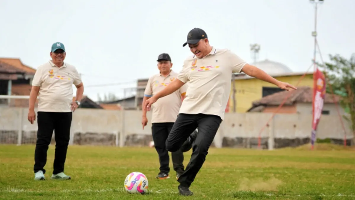 RESMI DIBUKA: Bupati Pasuruan Rusdi Sutejo menendang bola yang menjadi pembuka Bupati Cup 2026 Pasuruan Superleague di Lapangan Plumbon, Selasa sore (2/9). (Pemkab Pasuruan for Radar Bromo)