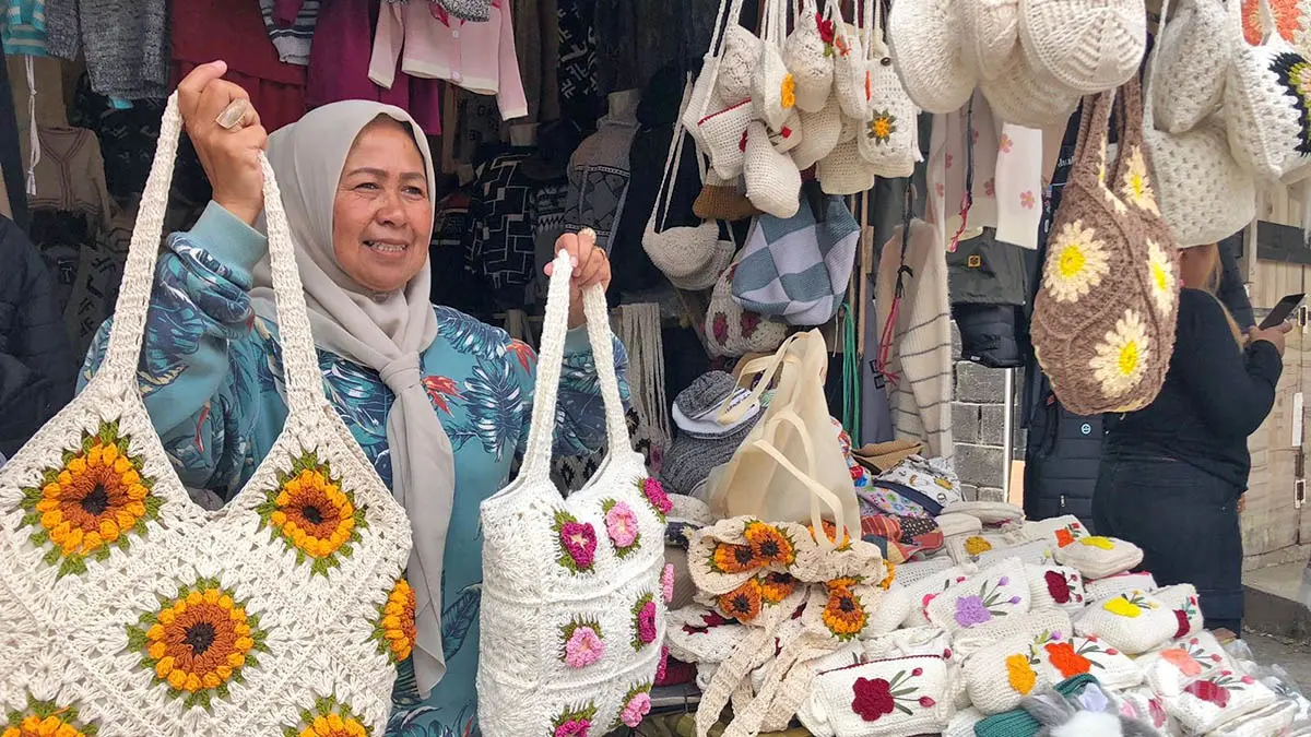 SEMRINGAH: Heris Herawati, 56, warga Cikole, Kecamatan Lembang, Kabupaten Bandung Barat, Jawa Barat, menunjukkan beberapa barang dagangannya di kawasan UMKM Wisata Tangkuban Perahu. (Inneke Agustin/Radar Bromo)