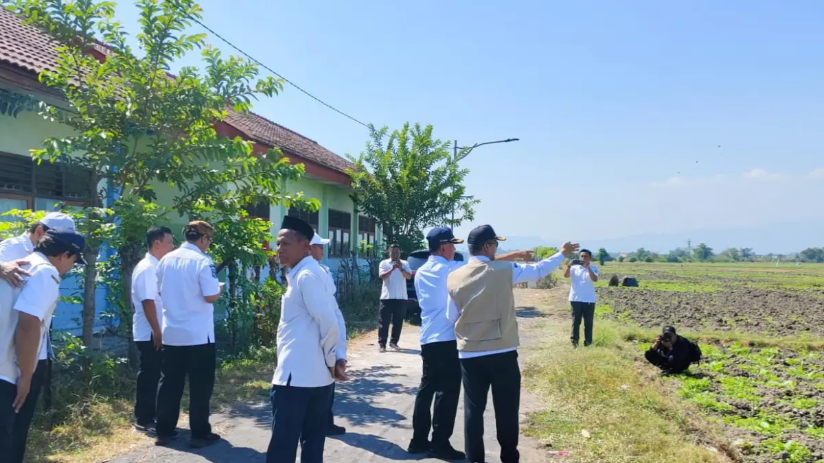 SURVEI: Tim dari Pemkab Probolinggo melakukan survei lokasi lahan calon tempat Sekolah Rakyat, beberapa waktu lalu. (DOK. JAWAPOS RADAR BROMO)