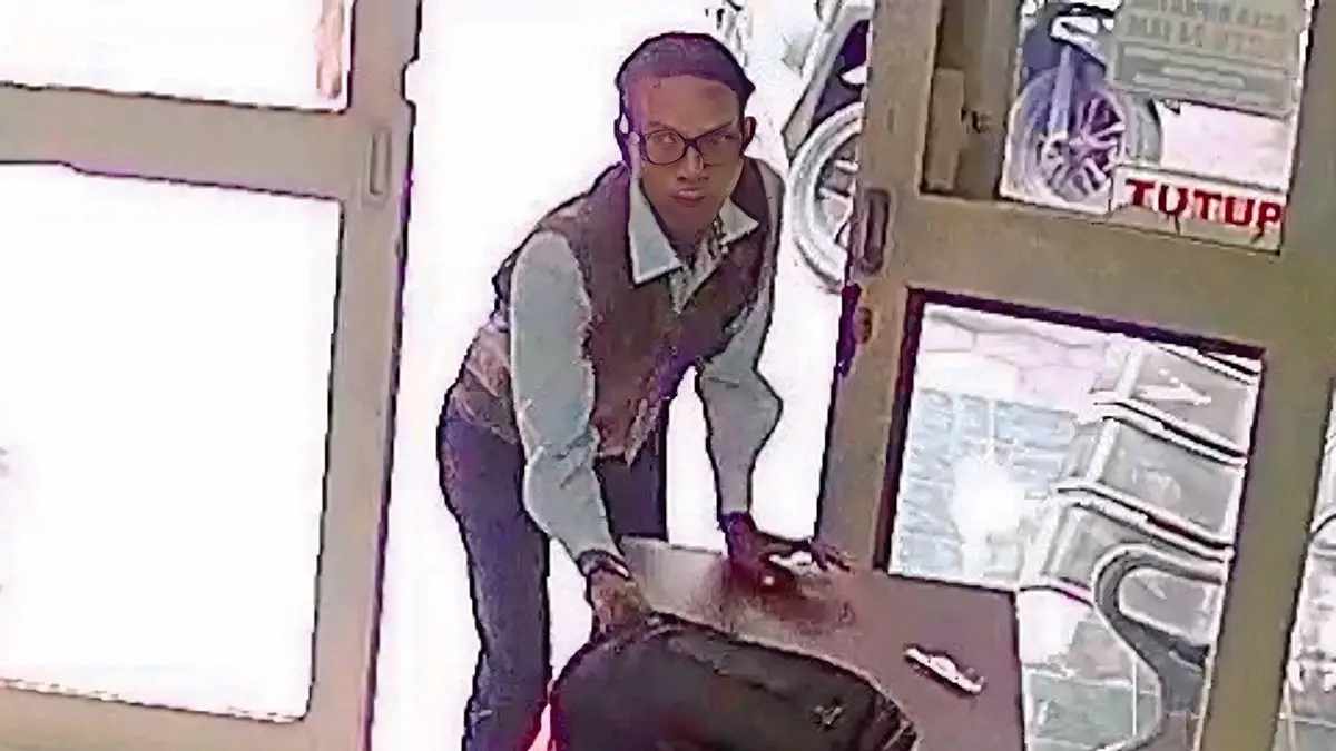 TEREKAM: Pelaku saat beraksi menggondol laptop milik pegawai KUA. (CCTV)