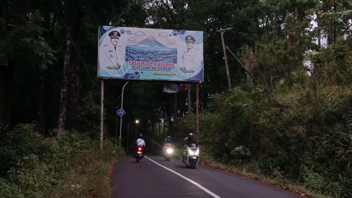 TKP: Suasana Hutan Mahagoni di Desa/Kecamatan Sumber, Kabupaten Probolinggo, lokasi curas terhadap Ponijan, Sabtu (29/8) malam. (INNEKE AGUSTIN/JAWA POS RADAR BROMO)