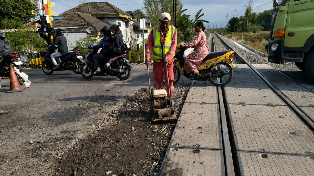 DIKEBUT: Pekerja ketika menggarap perbaikan JPL&nbsp;13 Jorongan, Kabupaten Probolinggo. Pengerjaannya telah rampung sejak Senin (31/8). &nbsp;(ISTIMEWA)
