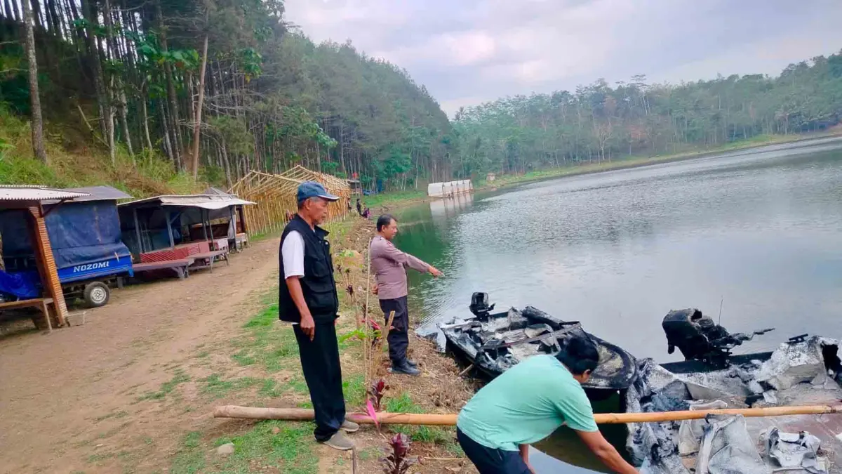 HANGUS: Dua speedboat di&nbsp;Wisata Ranu Segaran, Desa Segaran, Kecamatan Tiris, hangus terbakar. (DOK. JAWA POS RADAR BROMO)
