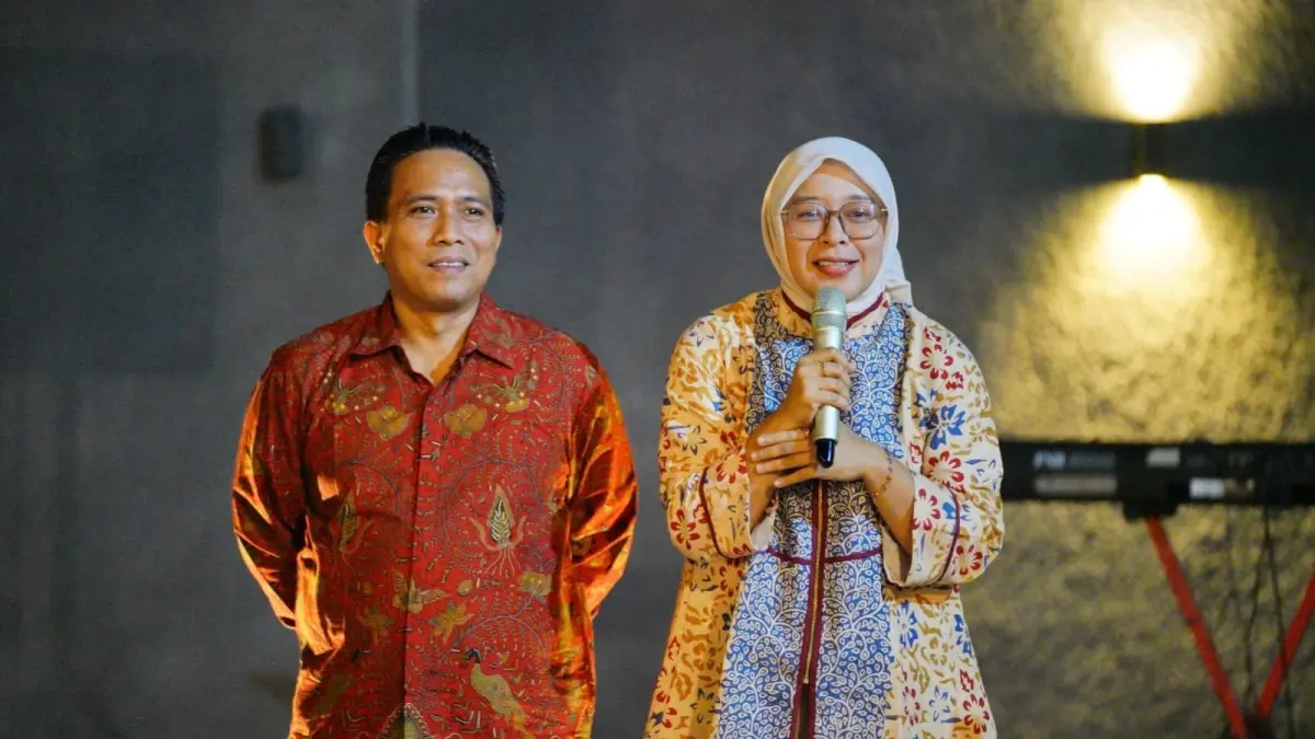 LUKIR: Ketua PN Probolinggo sebelumnya Mellina Nawang Wulan (kanan) dan penggantinya, Erwin Ardian saat acara pisah sambut, Minggu (30/8) malam. (PEMKOT PROBOLINGGO FOR JAWA POS RADAR BROMO)
