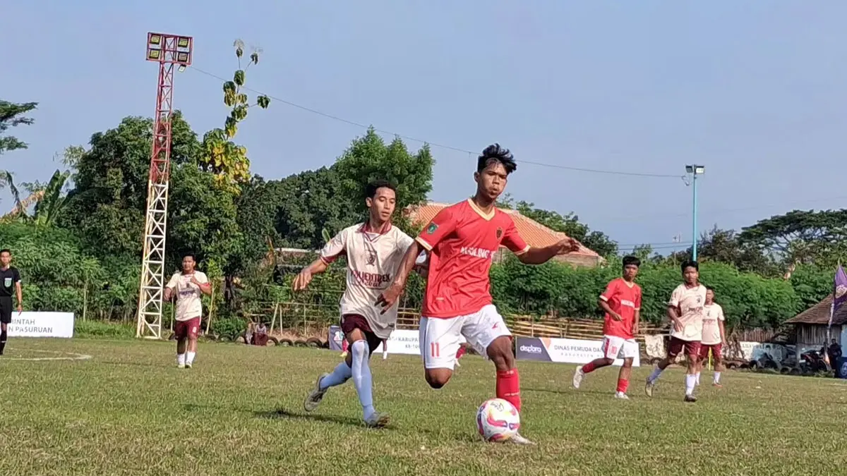 Penggawa Nguling FC, M Ali Rifki (merah) berupaya melindungi bola dari kejaran penggawa Pohjentrek FC. (Fuad Alyzen/ Radar Bromo)