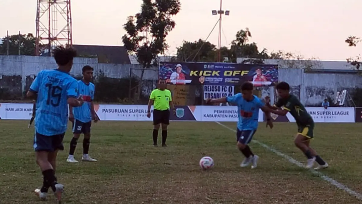 SAMA KUAT: Pemain Rejoso FC (jersey hijau) saat berupaya mencuri bola dari penguasaan pemain Tosari FC, Rabu sore (2/9). (Rizal Syatori/ Radar Bromo)