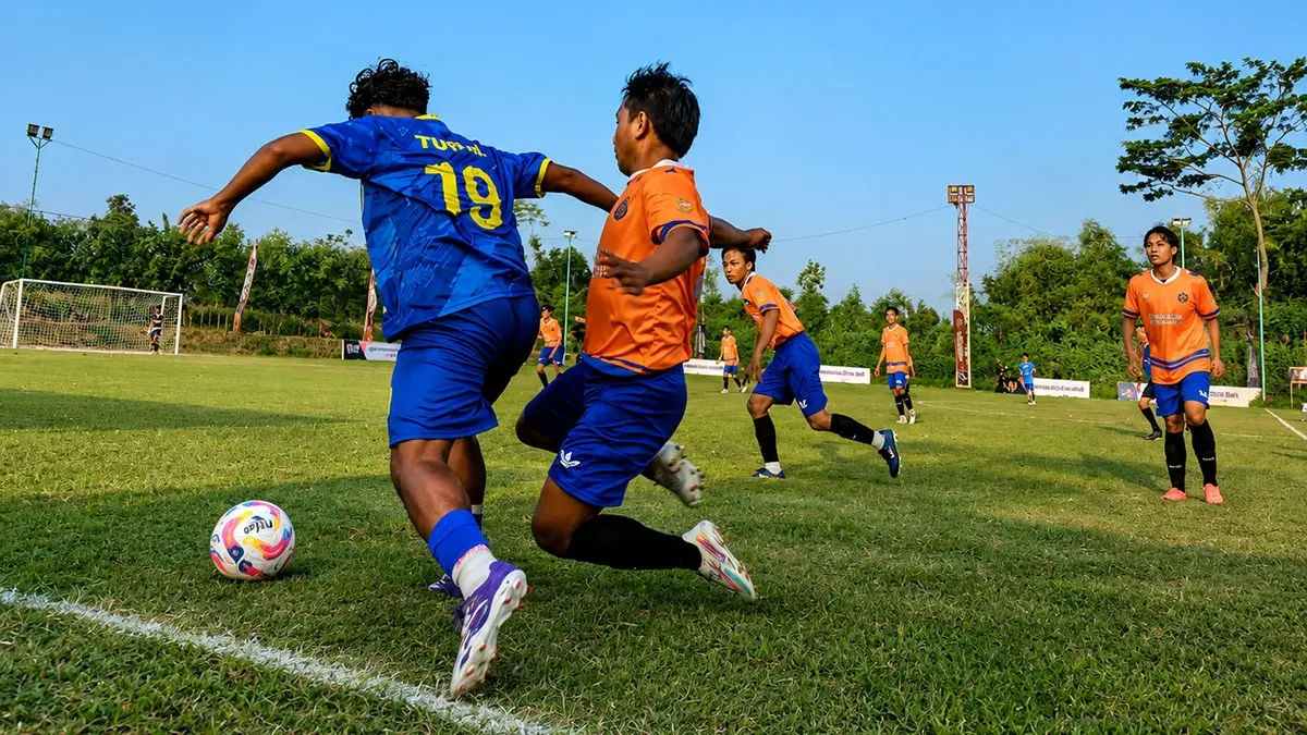 SAMA KUAT: Penggawa Tutur FC Dion Nurcahyo berusaha melindungi bola dari kejaran pemain Kraton FC. (Fuad Alyzen/ Radar Bromo)