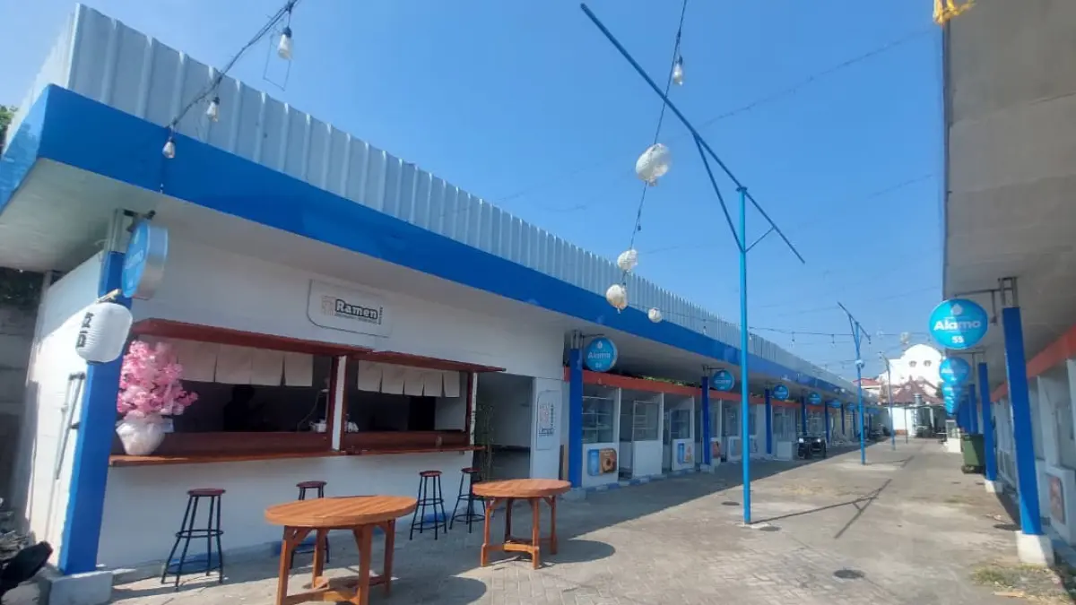 SEPI PEMINAT: Kondisi Sentra Kuliner GOR A. Yani Kota Probolinggo sepi. Kini, sejumlah stan diubah menjadi tempat kuliner khusus. (ARIF MASHUDI/JAWA POS RADAR BROMO)