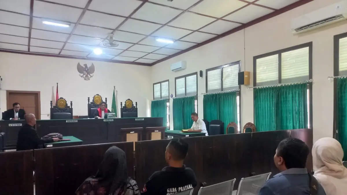 SIDANG: Hakim PN Probolinggo melaksanakan sidang praperadilan kasus pencabulan terhadap anak di bawah umur, Senin (31/8).&nbsp;(INNEKE AGUSTIN/JAWA POS RADAR BROMO)