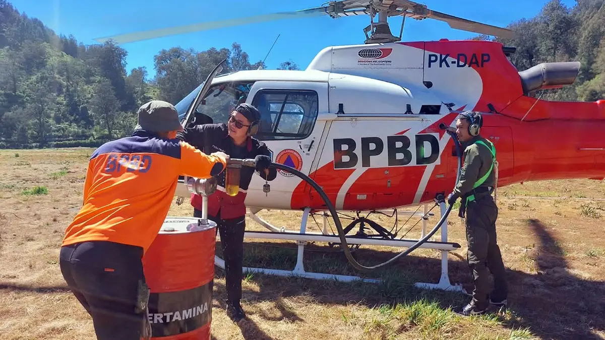 DARI LAMPUNG: Helikopter Waterbombing yang didatangkan untuk padamkan api di Gunung Semeru. 