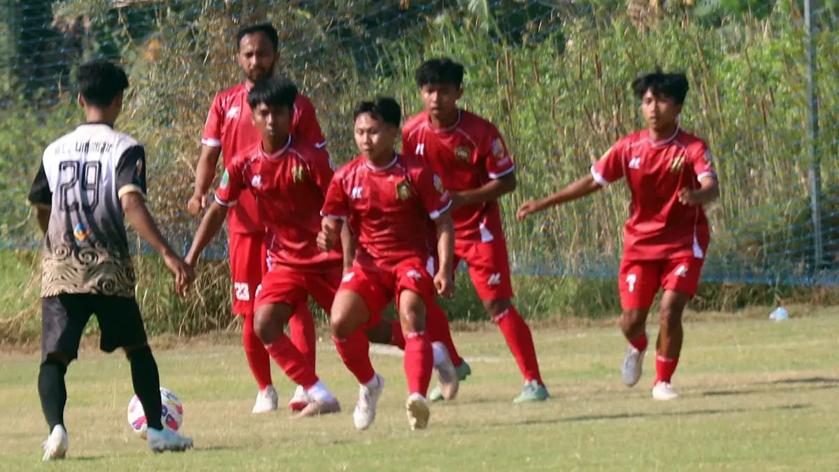 DIKEPUNG: Pemain Winongan Maju dihadang barisan pertahanan Lekok United dalam laga pertama Grup C di Lapangan Mojoparon, Rabu (3/9) sore. (Foto: Fajrul for Jawa Pos Radar Bromo)