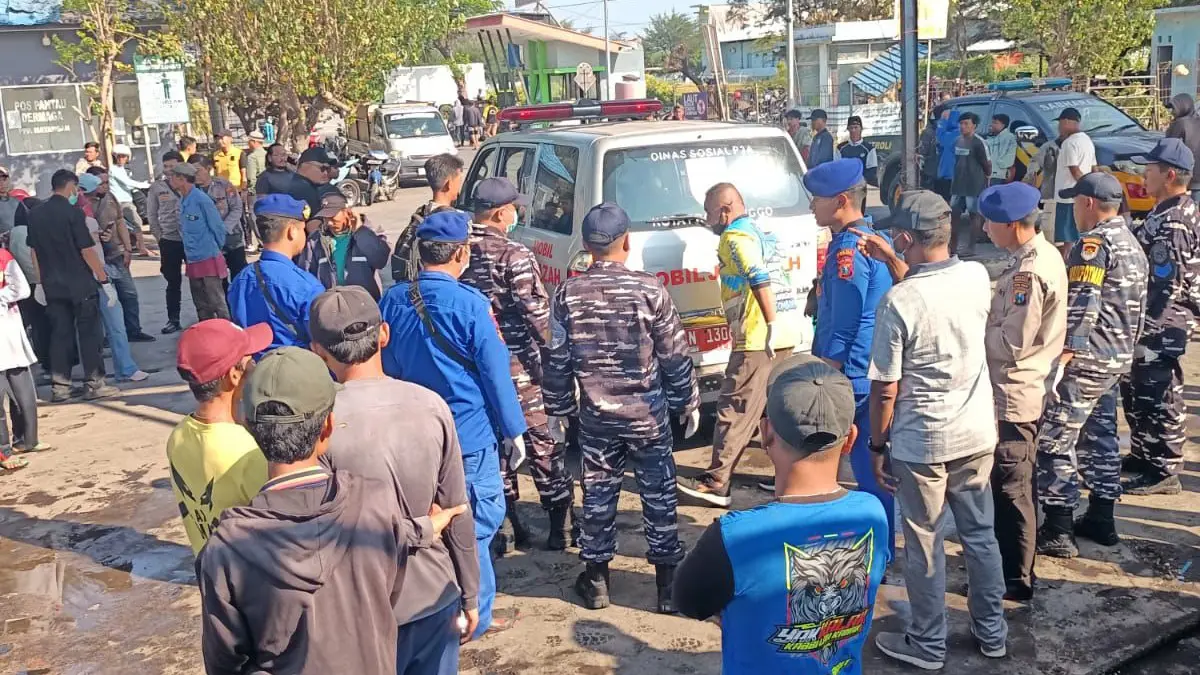 EVAKUASI: Seorang ABK kapal asal Tegal, Abdul Kholik, meninggal dunia Rabu (2/9). (INNEKE AGUSTIN/JAWA POS RADAR BROMO)