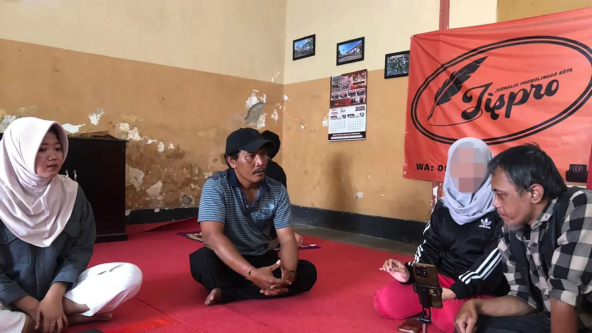 KELUH KESAH: Wl (dua dari kanan) warga&nbsp; Kecamatan Kanigaran, Kota Probolinggo, mengungkapkan permasalahan yang menimpa anaknya, Rabu (2/9). (INNEKE AGUSTIN/JAWA POS RADAR BROMO)