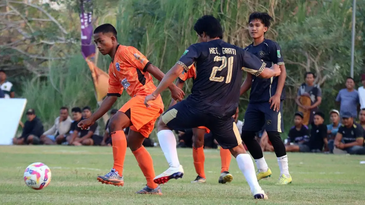 KETAT: Penyerang Rembang United M Rizal dihadang pemain Digdaya Grati dalam laga kedua Grup A di Lapangan Mojoparon. (Foto: Fajrul for Jawa Pos Radar Bromo)