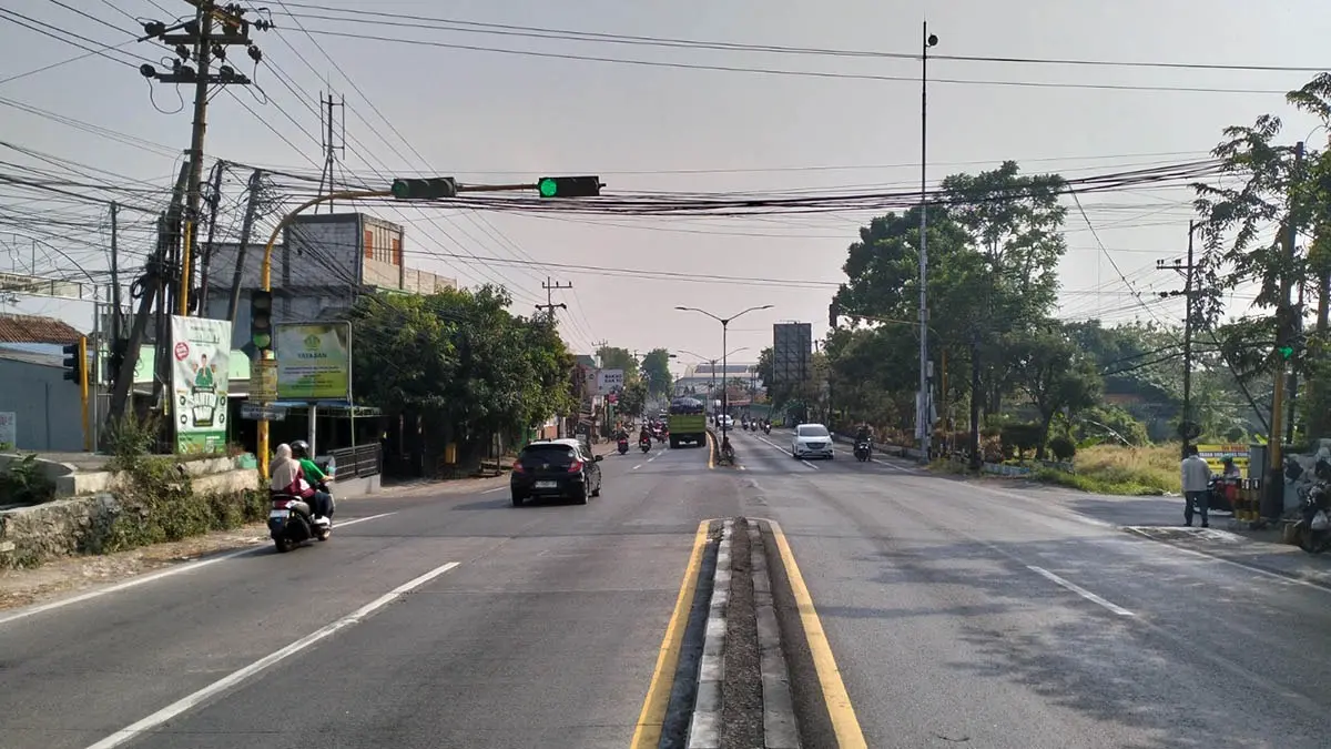 MENYALA: Lampu TL Patung Sapi Pandaan yang masuk kewenangan Dishub Kabupaten Pasuruan. (Dokumen Radar Bromo)