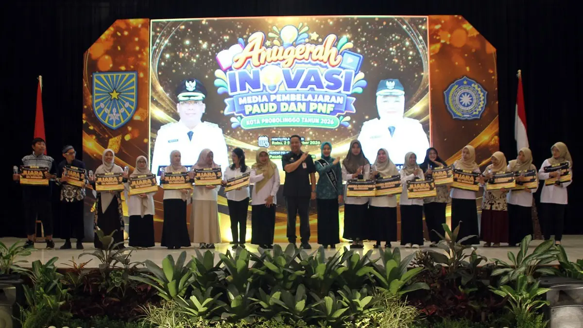 PEMENANG: Wali Kota Probolinggo dr. Aminuddin didampingi Bunda PAUD dr. Evariani berfoto bersama para juara 1, 2, 3, dan harapan 1, 2, 3, untuk Kategori KB dan TK, sementara serta Juara 1, 2, 3 untuk Kategori PKBM. 