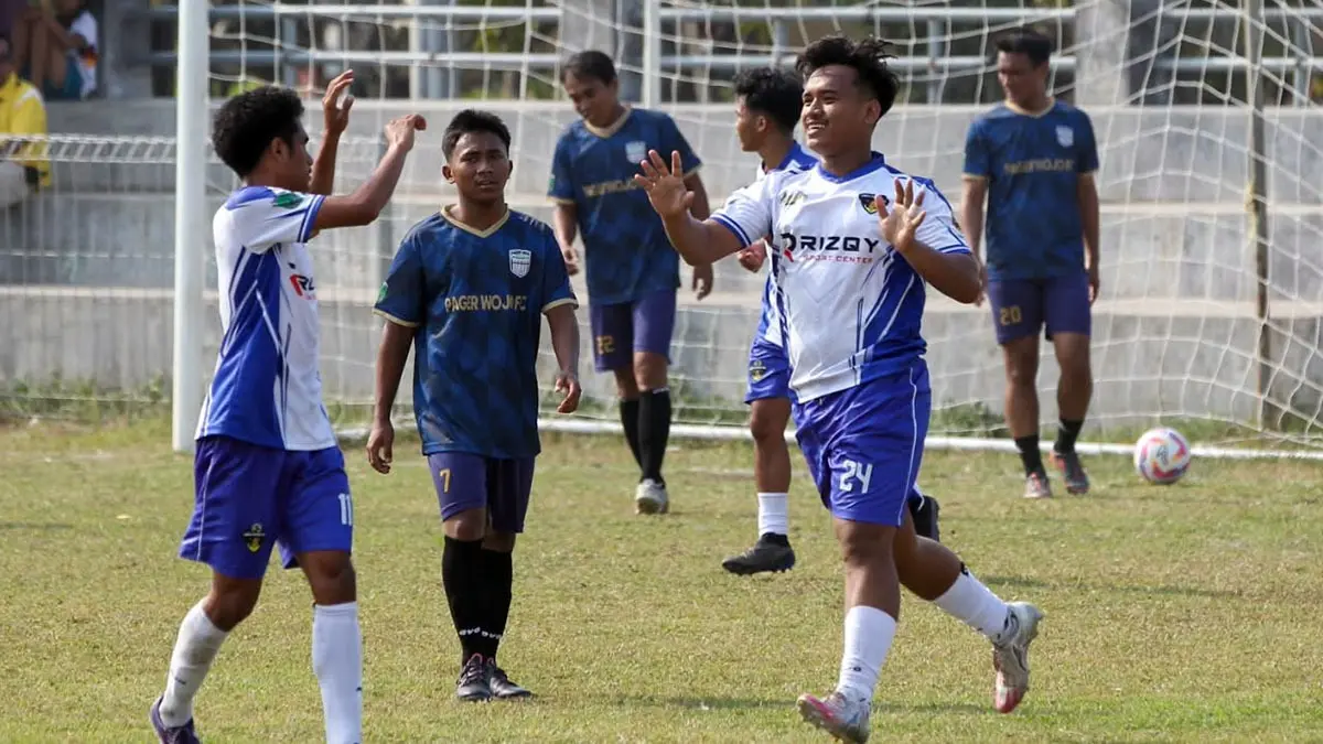 PESTA GOL: Para penggawa Gempol FC berselebrasi usai mencetak gol ke gawang Wonorejo FC. Di laga perdana itu, Gempol FC berhasil menang telak 8-0. (Mokhamad Zubaidillah/ Radar Bromo)