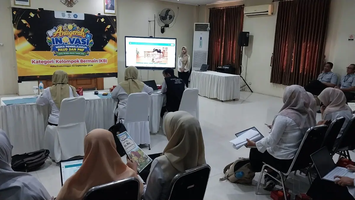 PRESENTASI KB: Salah seorang tenaga pendidik Kategori KB memaparkan inovasi media pembelajaran yang diciptakan. 
