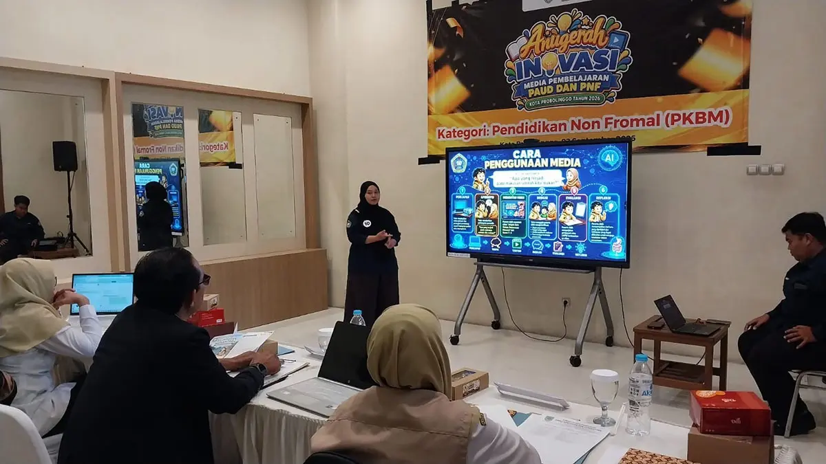 PRESENTASI PKBM: Salah seorang tenaga pendidik dari Kategori PKBM mempresentasikan karya inovasi media pembelajarannya di hadapan para juri.