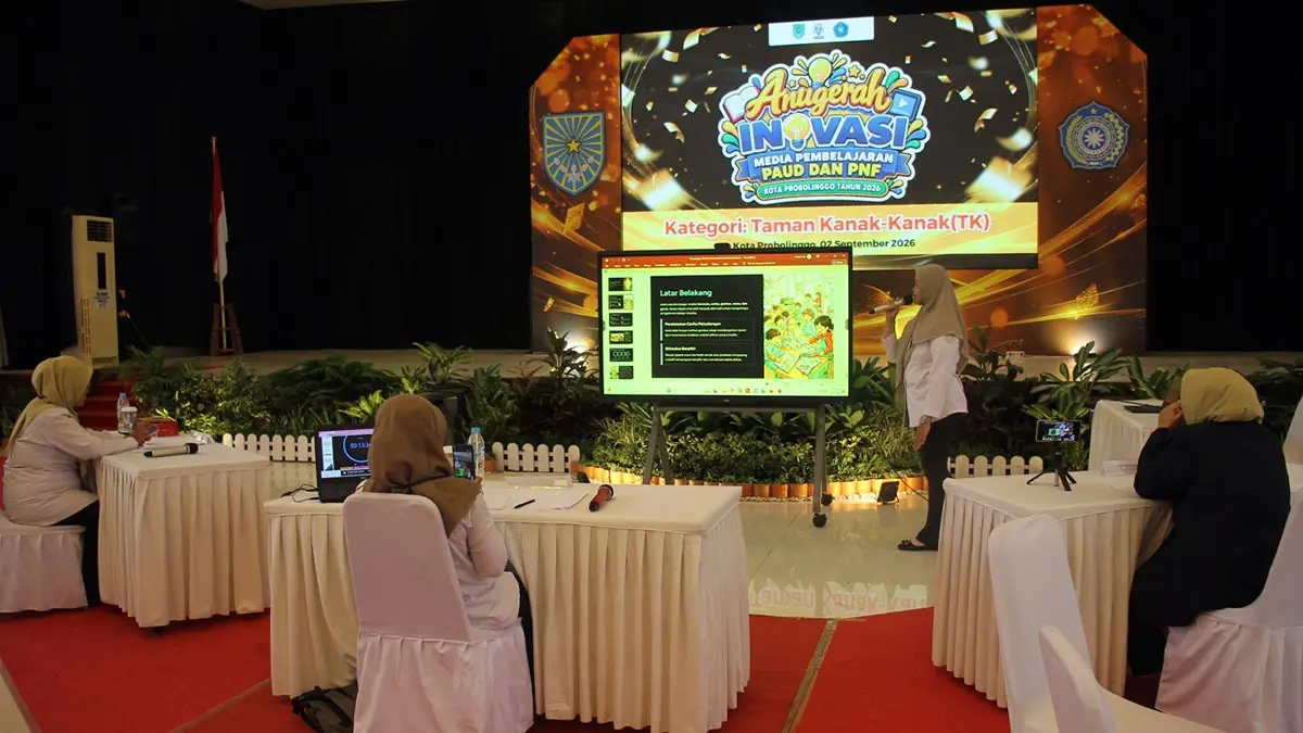 PRESENTASI TK: Salah satu tenaga pendidik Kategori TK mempresentasikan karyanya. Setiap hasil karya yang diciptakan di masing-masing kategori, dinilai oleh 3 juri kompeten di bidangnya.