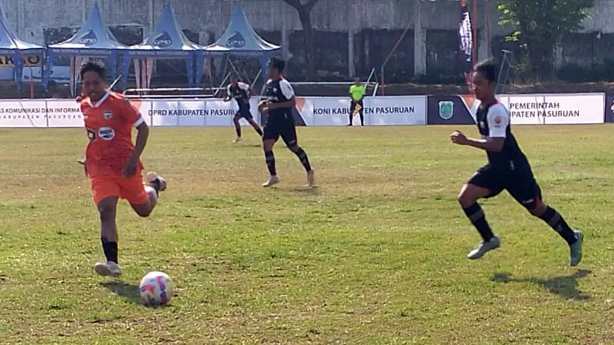 SAMA KUAT: Laga Gondangwetan FC melawan Kejayan FC berakhir sama kuat 1-1. 