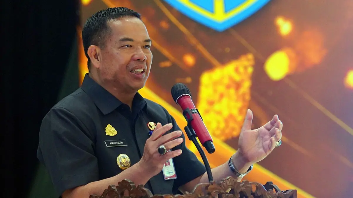 SAMBUTAN: Wali Kota Probolinggo dr. Aminuddin menyampaikan arahan usai menyerahkan trofi, sertifikat, dan uang pembinaan secara simbolis.
