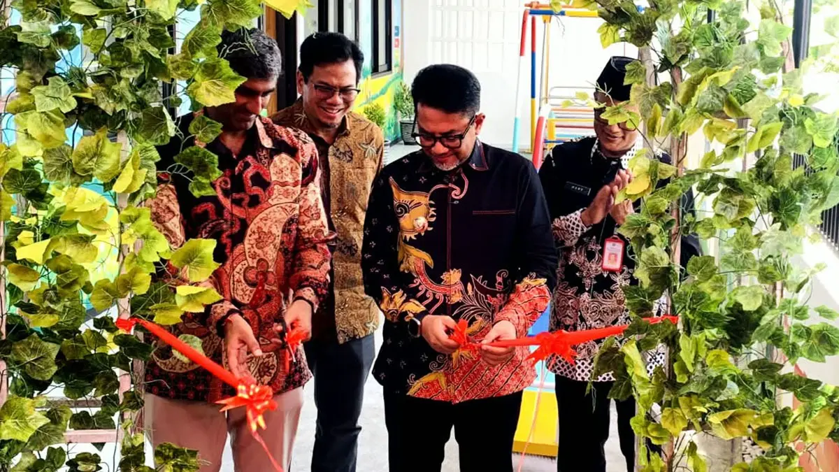 SEREMONI: Bupati Probolinggo Gus Haris didampingi Presiden Direktur PT Sasa Inti Shiv Ranjan Sahgal saat meresmikan pada PAUD Among Putra.