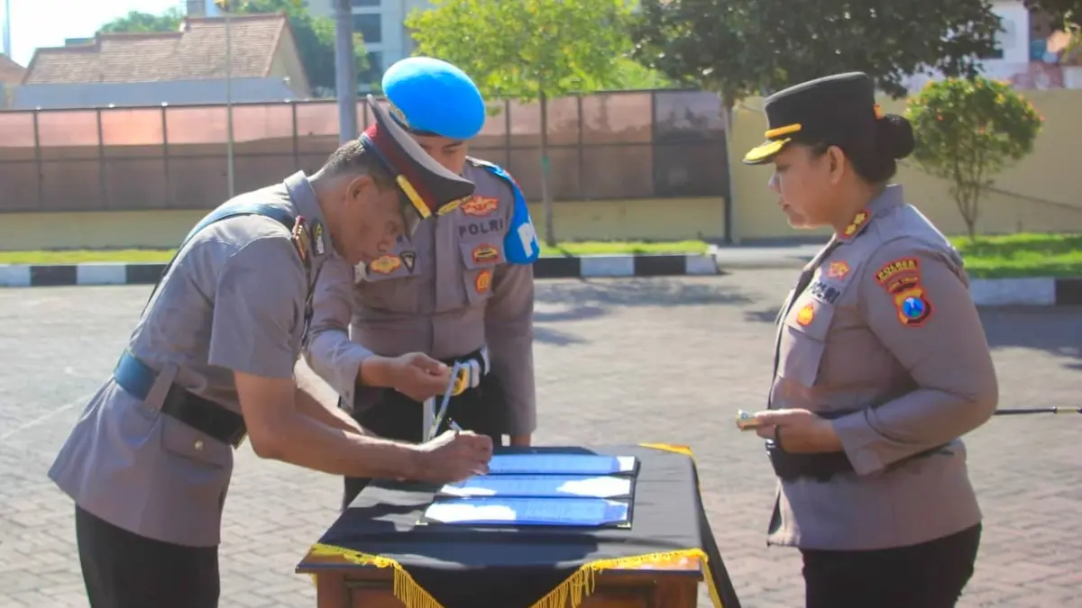 SERTIJAB: Kapolsek Gending resmi diganti, kini dijabat oleh AKP Bambang Hartono. (POLRES PROBOLINGGO FOR JAWA POS RADAR BROMO)