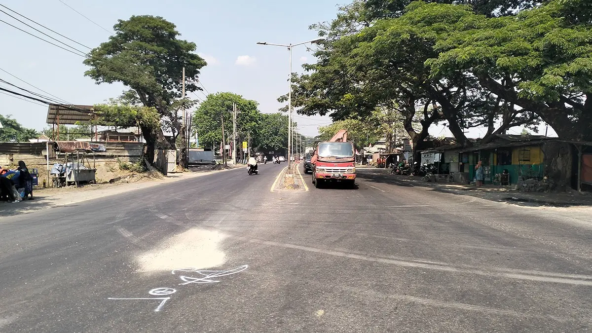 TKP: Lokasi kecelakaan maut yang merenggut nyawa Yunita Erna, warga Karangrejo, Kecamatan Gempol, Kabupaten Pasuruan. (Rizal Syatori/ Radar Bromo)