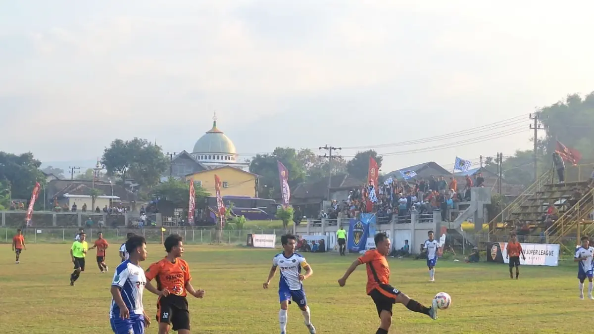BERI PERLAWANAN: Laga Gempol FC melawan Pasrepan United di Lapangan Ngadimulyo, SUkorejo, Jumat (4/9) sore. (Foto: M Busthomi/Jawa Pos Radar Bromo)