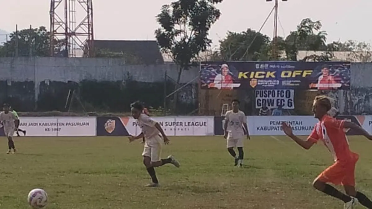 HUJAN GOL: Laga antara GDW FC (jersey coklat hitam) melawan Puspo FC di Lapangan Plumbon, Pandaan, Jumat (4/9) sore. (Foto: Rizal F Syatori/Jawa Pos Radar Bromo)