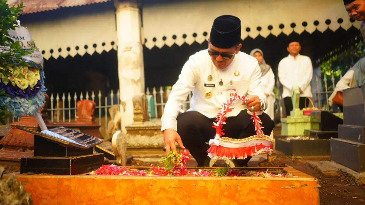 KENANG PENDAHULU: Wali Kota Probolinggo dr. Aminuddin bersama sejumlah pejabat di lingkungan Pemkot Probolinggo berziarah ke makam Raden Djojonegoro atau Kanjeng Djimat. (ISTIMEWA)