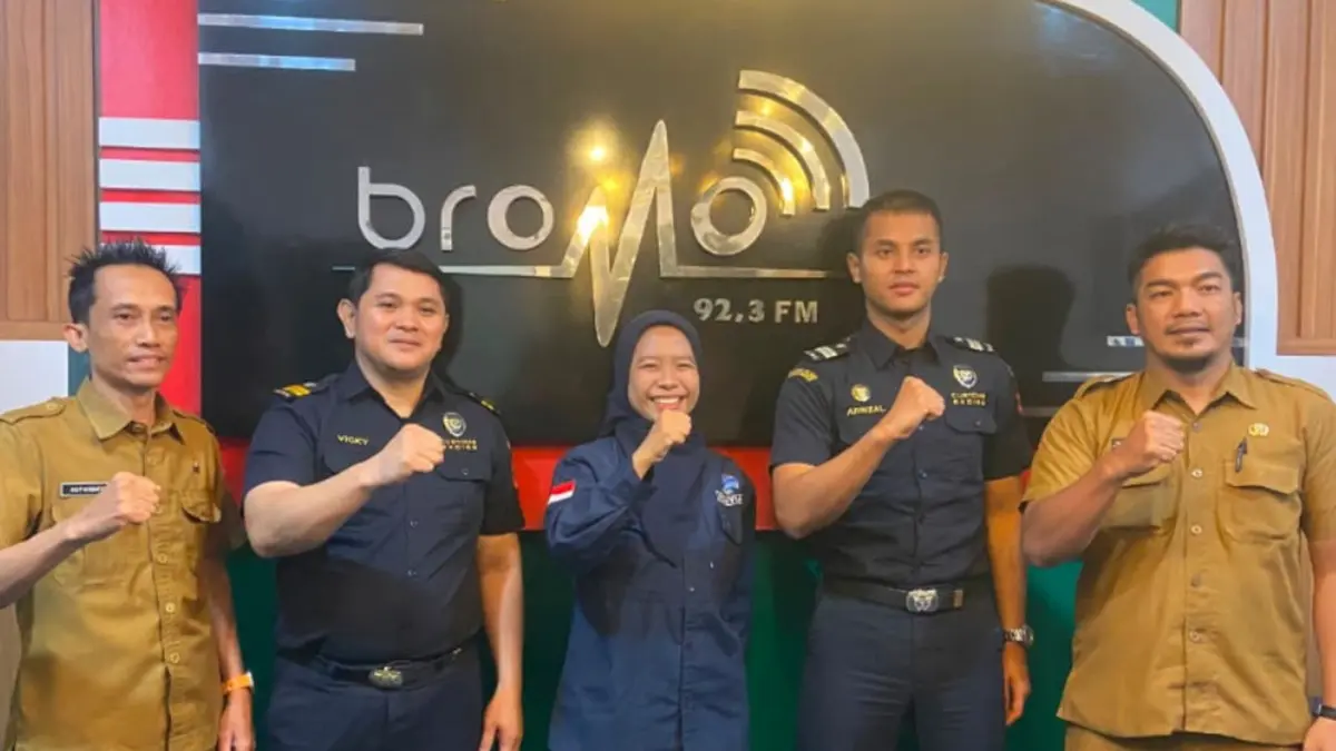 KOMPAK: Petugas dari Bea Cukai Probolinggo dan Diskominfo Kabupaten Probolinggo berfoto bersama di studi Radio Bromo FM.