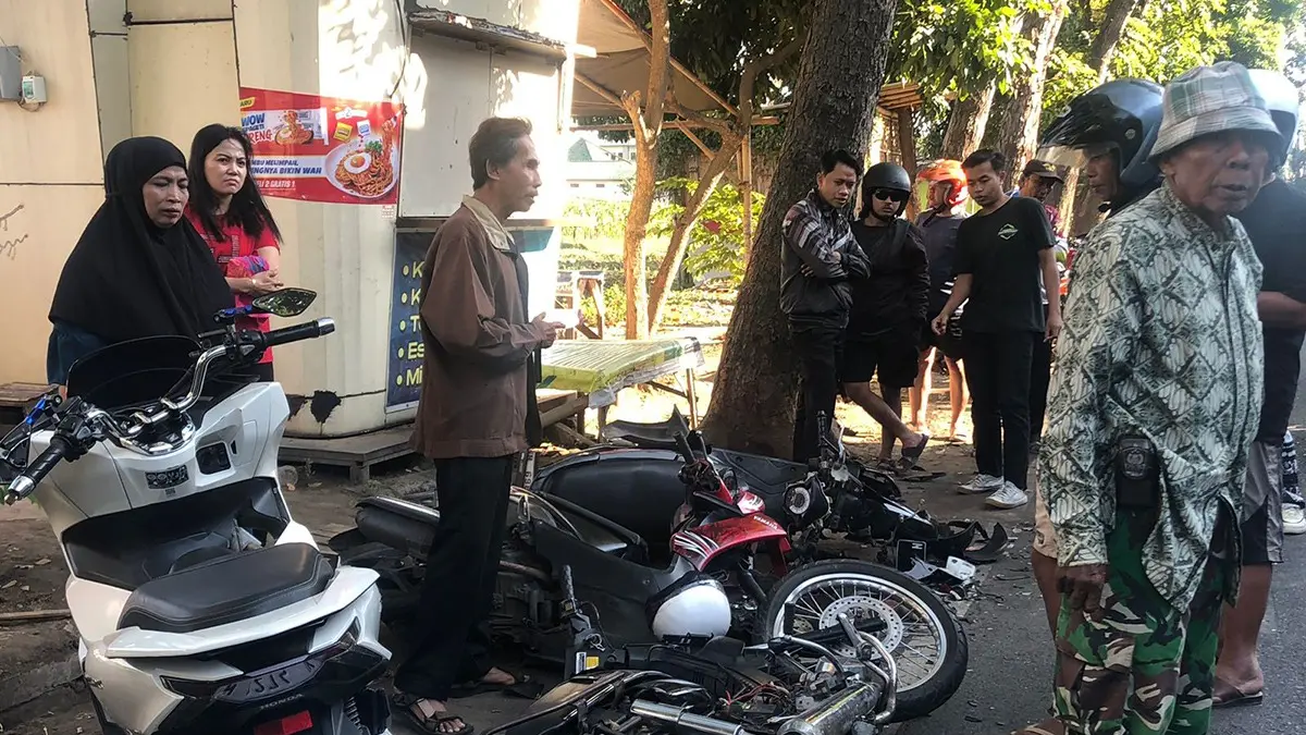 RUSAK: Sejumlah motor yang terlibat kecelakaan beruntun di Jalan Maramis, Kota Probolinggo, rusak, Kamis (3/9). (INNEKE AGUSTIN/JAWA POS RADAR BROMO)