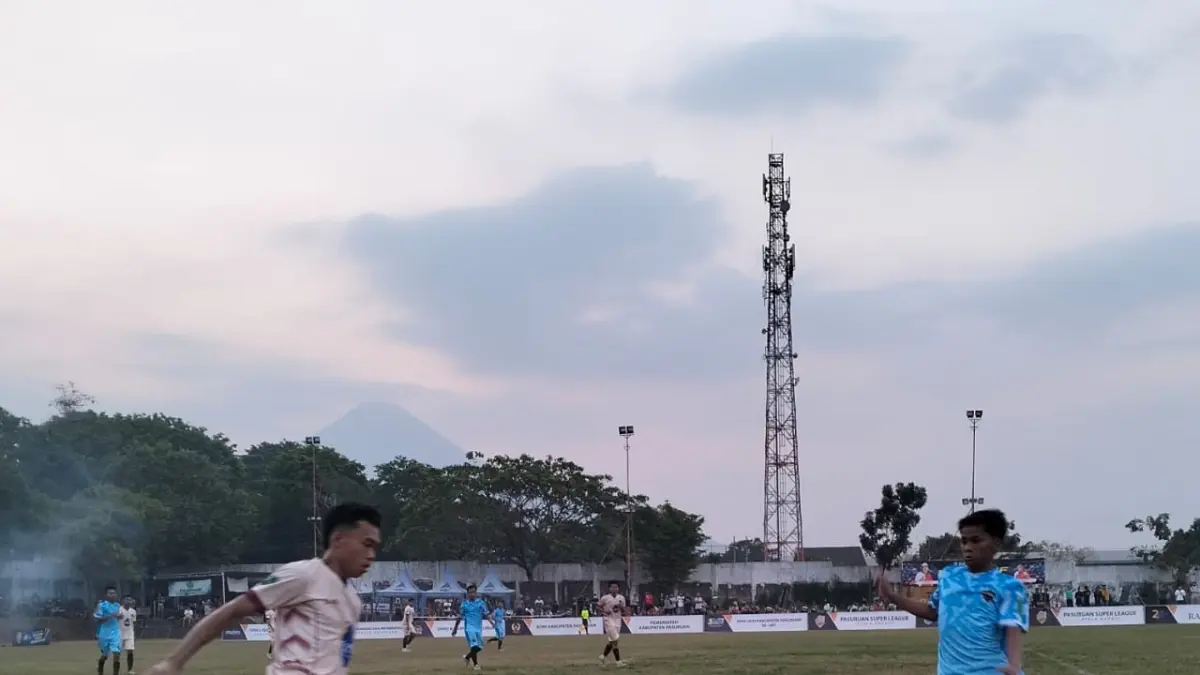 SALING SERANG: Laga antara Pandan FC (jersey coklat hitam) melawan Rejoso FC di Lapangan Plumbon, Jumat (4/9) sore. (Foto: Rizal F Syatori/Jawa Pos Radar Bromo)