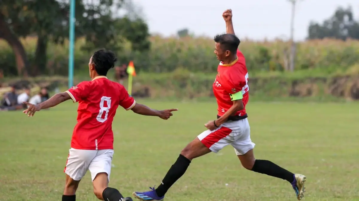 SANG KAPTEN: Pemain Nguling FC Bunadi (kanan) gembira usai mencetak gol penyama lewat adu penalti. (Foto: M Zubaidillah/Jawa Pos Radar Bromo)