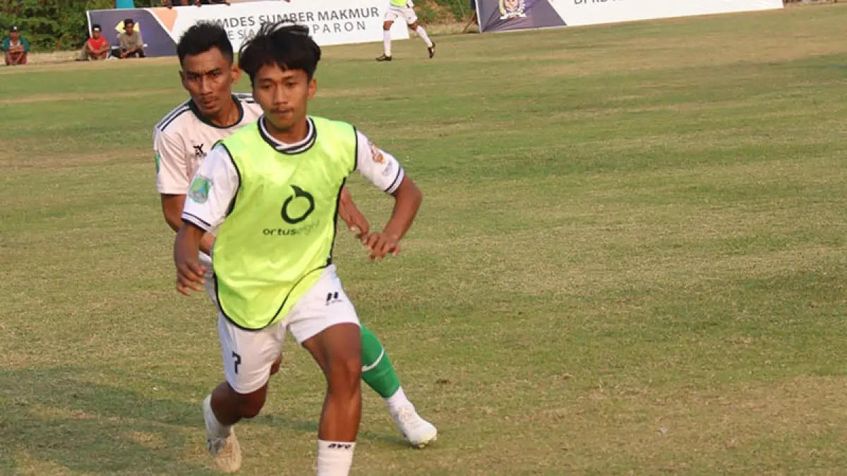 SENGIT: Duel antara Digdaya Kecamatan Grati dan Lekok United di Lapangan Mojoparon, Jumat (4/9) sore. (Foto: Fandi Armanto/Jawa Pos Radar Bromo)