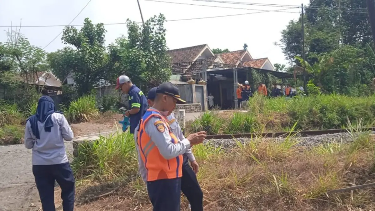 SURVEI: Dishub Kabupaten Probolinggo bersama instansi terkait melakukan survei lapangan di sejumlah JPL yang hendak dibangun pos jaga dan pemasangan palang pintu, Selasa (1/9). (DISHUB KABUPATEN PROBOLINGGO FOR JAWA POS RADAR BROMO)