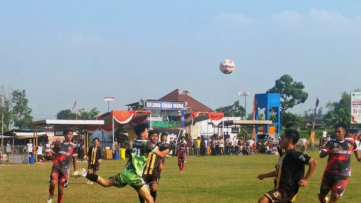 TAMPIL AGRESIF: Duel antara Beji United (jersey hitam merah) dan SS Purwodadi (hitam merah) di Lapangan Ngadiumulyo, SUkorejo, Jumat (4/9) sore.