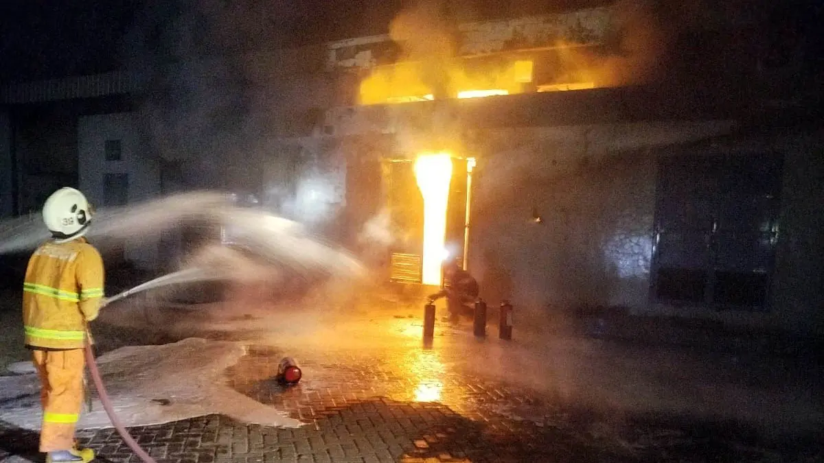 TERBAKAR: Petugas Damkar Kabupaten Pasuruan melakukan proses pemadaman pada trafo milik PT Niaga Indo Alam di Dusun Sungi Suko, Desa Sungi Wetan, Kecamatan Pohjentrek, Kamis (3/9) malam, yang mengalami kebakaran. (Damkar Kabupaten Pasuruan for Radar Bromo)