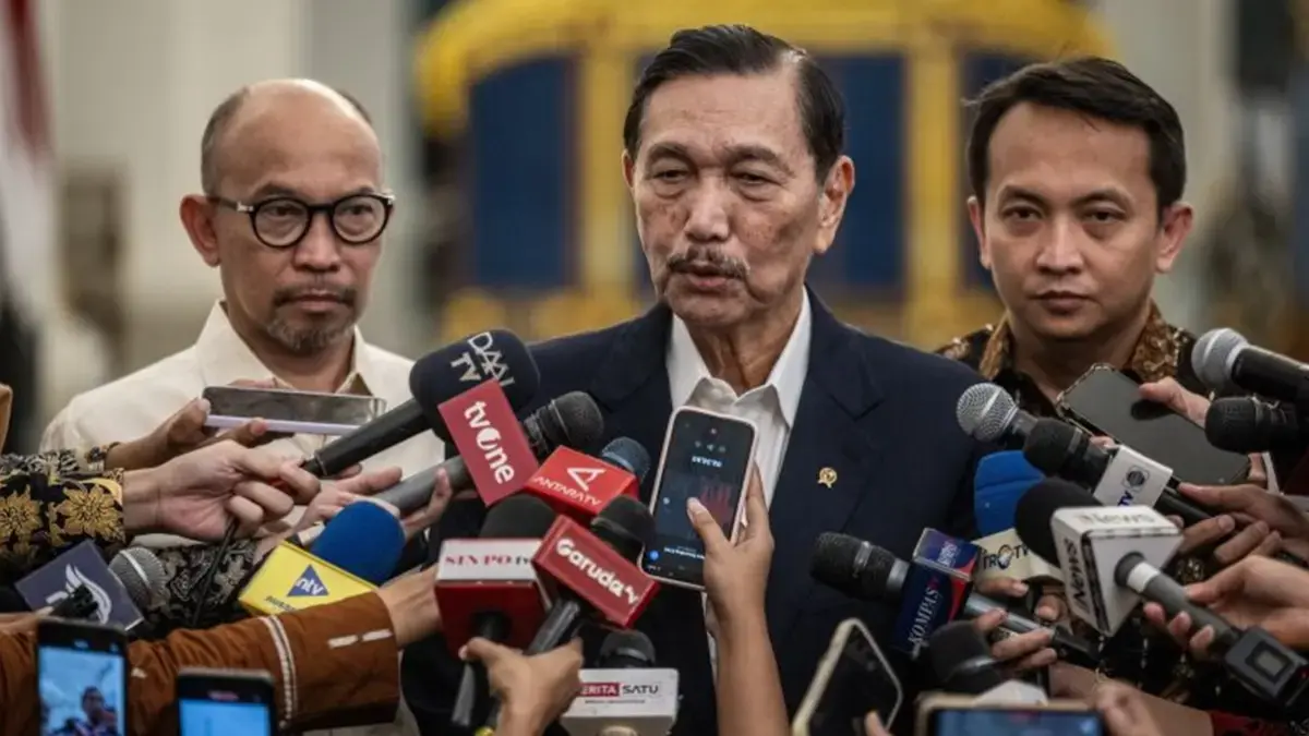 Presiden Prabowo Subianto menerima hasil survei Dewan Ekonomi Nasional (DEN) yang secara khusus mengkaji dampak program Makan Bergizi Gratis atau MBG terhadap usaha mikro, kecil, dan menengah (UMKM). Luhut didampingi ekonom senior, mantan Menteri Keuangan, Chatib Basri. (ANTARA)