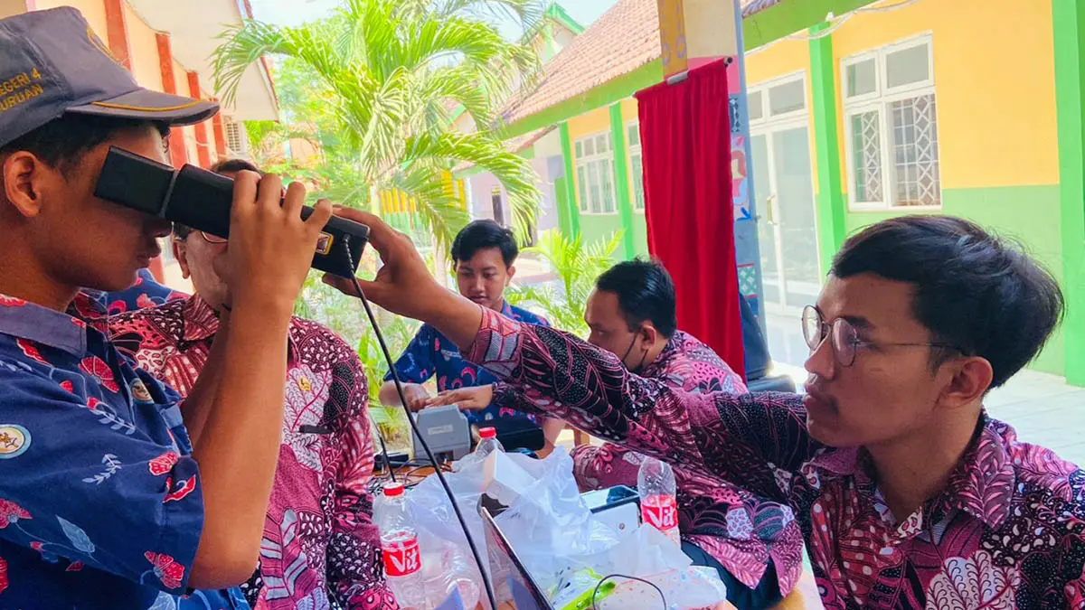 JEMPUT BOLA: Petugas Dispendukcapil Kota Pasuruan melakukan perekaman data KTP-el, kepada sejumlah siswa di salah satu sekolah. (Dispendukcapil Kota Pasuruan for Radar Bromo)