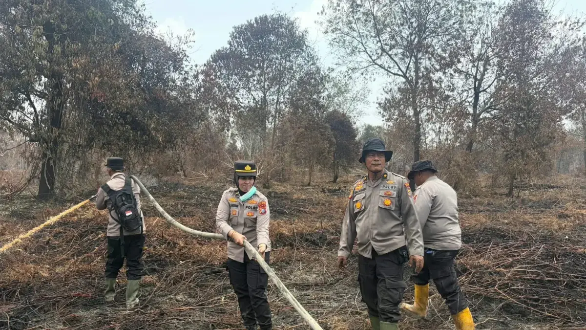 Personel Polda Riau melakukan pemadaman di kawasan karhutla. (Istimewa)

